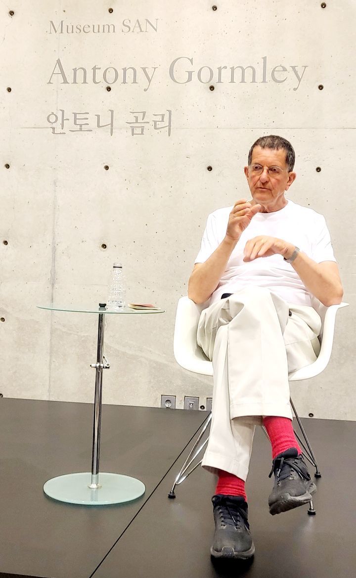 [사진=박현주 미술전문기자] 19일 안토니 곰리가 뮤지엄 산에서 한국기자들과 간담회를 열고 있다. 흰 패션에 빨간 양말이 인상적이다. 2025.06.19 hyun@newsis.com  *재판매 및 DB 금지