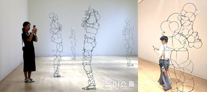 [원주=뉴시스] 박진희 기자 =영국 대표 조각가 안토니 곰리(Antony Gormley) 개인전 'DRAWING ON SPACE'전이 강원도 원주시 뮤지엄 산 청조갤러리에서 20일 개막한다. 가는 철로 만든 기포 같은 형상의 곰리의 조각을 관람객들이 거닐며 감상하고 있다. 투명하게 빈 조각은 관람자의 몸을 함께 조각화한다. 2025.06.19. pak7130@newsis.com *재판매 및 DB 금지