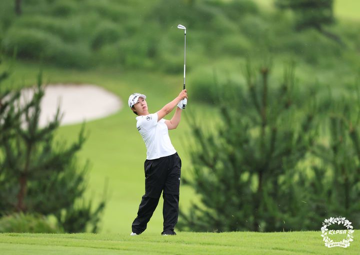 [서울=뉴시스] 박지영이 20일 경기 안산의 더헤븐 컨트리클럽(파72)에서 열린 한국여자프로골프(KLPGA) 투어 더헤븐 마스터즈(총상금 10억원) 1라운드 10번 홀에서 아이언샷을 하고 있다. (사진=KLPGA 제공) 2025.06.20. *재판매 및 DB 금지