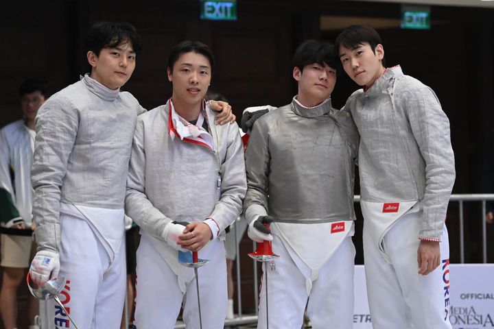 [서울=뉴시스]펜싱 남자 사브르 대표팀. 2025 아시아선수권대회 은메달. 왼쪽부터 하한솔, 박상원, 임재윤, 도경동. (사진=대한펜싱협회 제공) 2025.06.20. photo@newsis.com *재판매 및 DB 금지