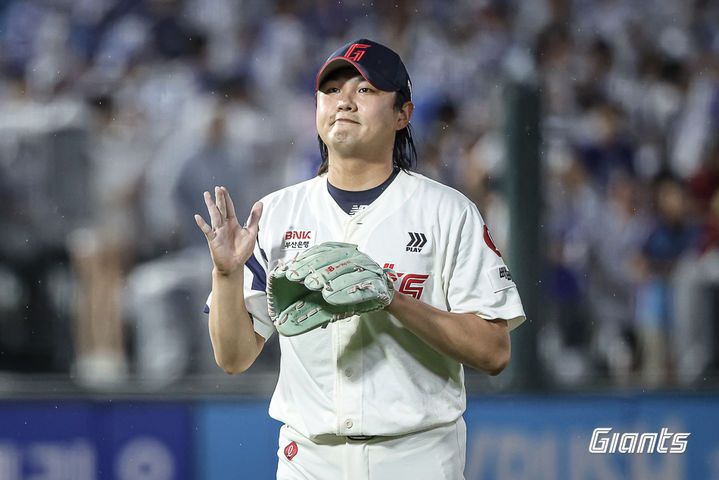 [서울=뉴시스] 프로야구 롯데 자이언츠 정철원이 20일 부산 사직구장에서 열린 2025 신한 쏠뱅크 KBO리그 삼성 라이온즈와의 경기에 불펜으로 등판해 호투를 펼친 뒤 마운드를 내려가고 있다. (사진=롯데 자이온츠 제공) 2025.06.20. *재판매 및 DB 금지