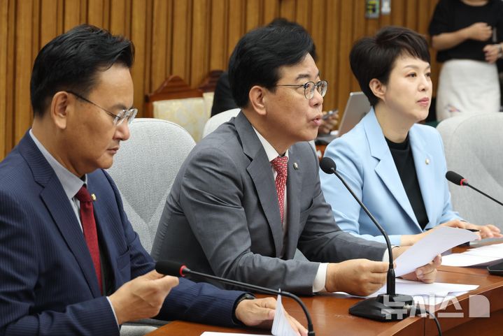 [서울=뉴시스] 조성봉 기자= 송언석 국민의힘 원내대표가 20일 오전 서울 여의도 국회에서 열린 원내대책회의에서 발언을 하고 있다. 2025.06.20. suncho21@newsis.com