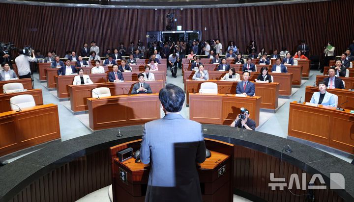 [서울=뉴시스] 김명년 기자 = 송언석 국민의힘 원내대표가 20일 오전 서울 여의도 국회에서 열린 '비리백화점 이재명 정부 인사청문회 대책 긴급의원총회'에서 발언하고 있다. 2025.06.20. kmn@newsis.com