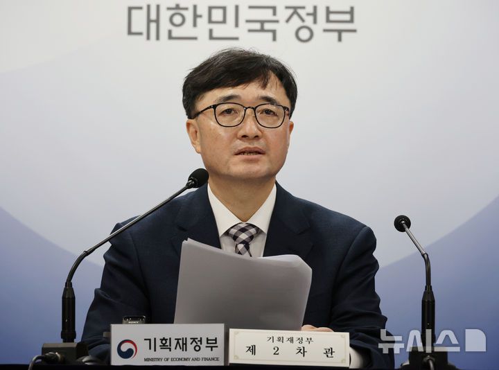 [서울=뉴시스] 김명원 기자 = 사진은 임기근 기획재정부 제2차관이 지난 20일 오전 서울 종로구 정부서울청사에서 2024년 공공기관 경영실적 평가 결과 발표를 하고 있는 모습. 2025.06.20. kmx1105@newsis.com