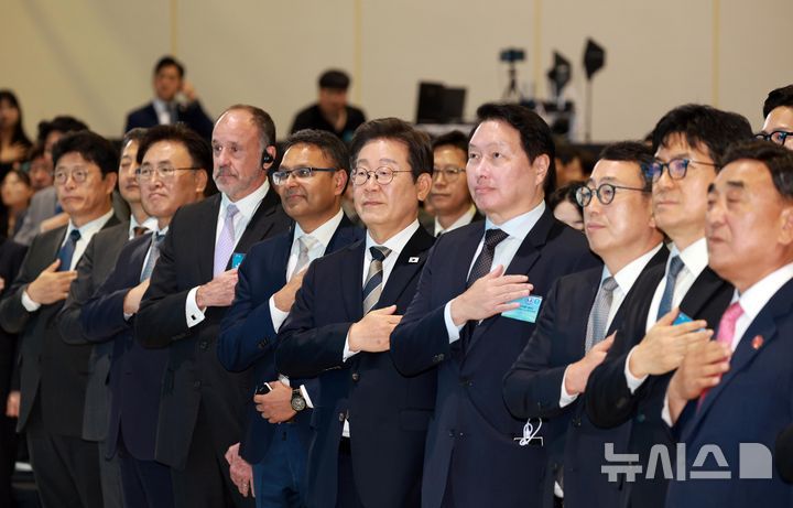 [울산=뉴시스] 고범준 기자 = 이재명 대통령이 20일 울산전시컨벤션센터에서 열린 울산 AI데이터센터 출범식에서 국기에 대한 경례를 하고 있다. 2025.06.20. bjko@newsis.com