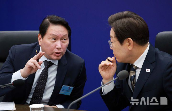 [울산=뉴시스] 고범준 기자 = 이재명 대통령이 20일 울산전시컨벤션센터에서 열린 AI글로벌 협력 기업 간담회에서 최태원 SK그룹 회장과 대화하고 있다. 2025.06.20. bjko@newsis.com