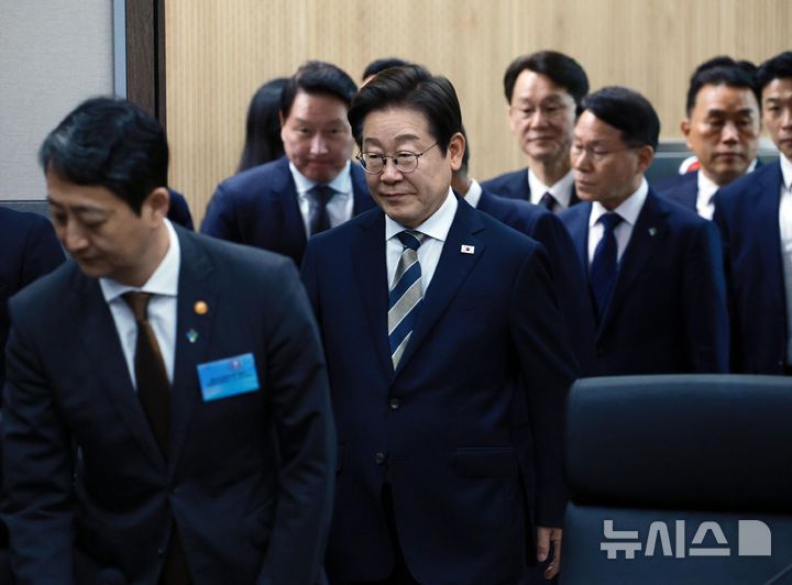 [울산=뉴시스] 고범준 기자 = 이재명 대통령이 20일 울산전시컨벤션센터에서 열린 AI글로벌 협력 기업 간담회에 입장하고 있다. 2025.06.20. bjko@newsis.com