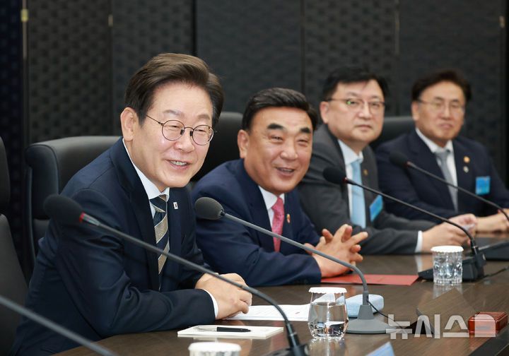 [울산=뉴시스] 고범준 기자 = 이재명 대통령이 20일 울산전시컨벤션센터에서 열린 AI글로벌 협력 기업 간담회에서 발언하고 있다. 2025.06.20. bjko@newsis.com