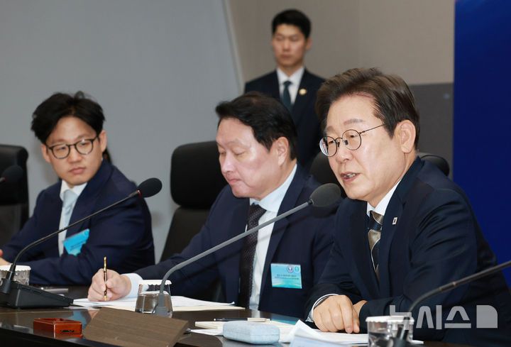 [울산=뉴시스] 고범준 기자 = 이재명 대통령이 20일 울산전시컨벤션센터에서 열린 AI글로벌 협력 기업 간담회에서 발언하고 있다. 2025.06.20. bjko@newsis.com