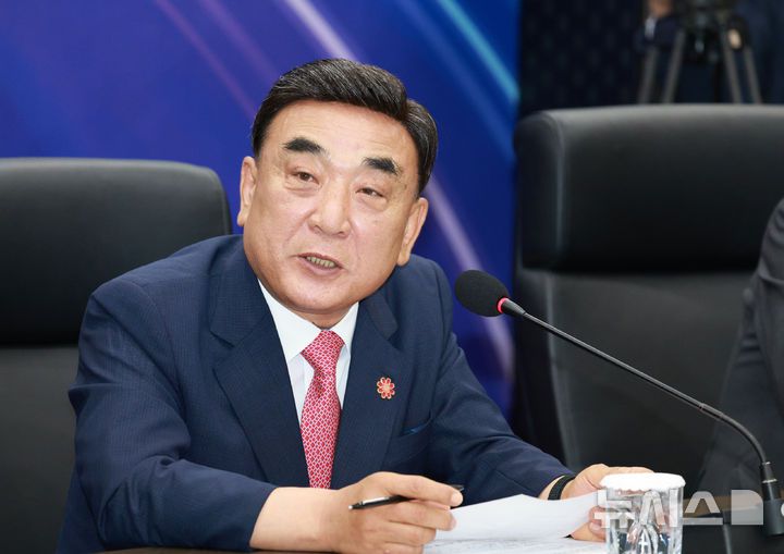 [울산=뉴시스] 고범준 기자 = 김두겸 울산시장이 20일 울산전시컨벤션센터에서 열린 AI글로벌 협력 기업 간담회에서 발언하고 있다. 2025.06.20. bjko@newsis.com