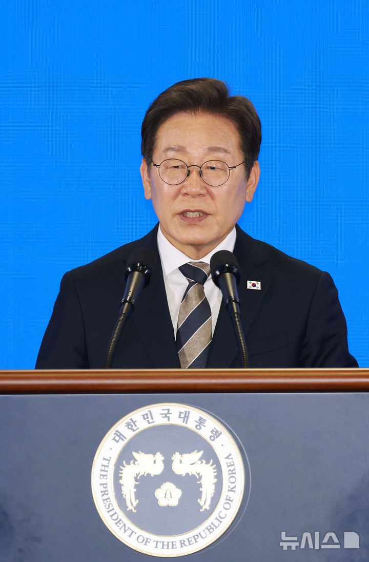 [울산=뉴시스] 고범준 기자 = 이재명 대통령이 20일 울산전시컨벤션센터에서 열린 울산 AI데이터센터 출범식에서 격려사를 하고 있다. 2025.06.20. bjko@newsis.com