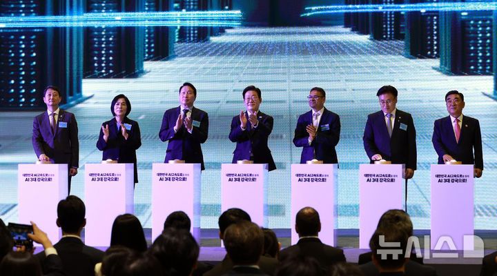 [울산=뉴시스] 고범준 기자 = 이재명 대통령이 20일 울산전시컨벤션센터에서 열린 울산 AI데이터센터 출범식에서 참석자들과 함께 세리머니를 하고 있다. 왼쪽부터 안덕근 산업통상자원부 장관, 최민희 국회 과학기술정보방송통신위원장, 최태원 SK그룹 회장, 이 대통령, 프라사드 칼야나라만 AWS 인프라 총괄 대표, 유상임 과학기술정보통신부 장관, 김두겸 울산광역시장. 2025.06.20. bjko@newsis.com