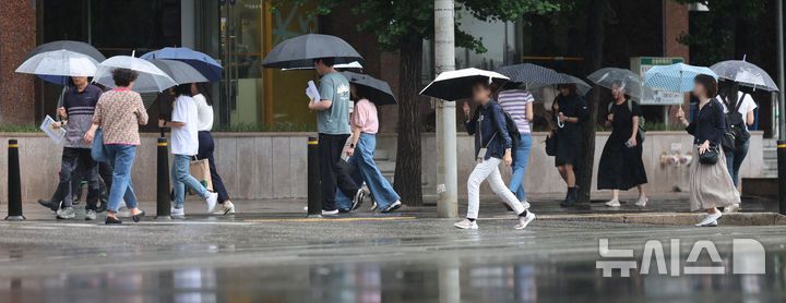 [서울=뉴시스] 권창회 기자 = 본격적인 장마가 시작된 20일 서울 여의도역 인근에서 시민들이 우산을 쓰고 이동하고 있다. 2025.06.20. kch0523@newsis.com