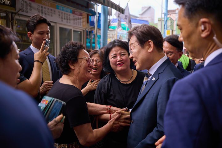 [서울=뉴시스] 이재명 대통령이 20일 울산 울주군 언양알프스시장을 방문해 시민과 인사를 나누고 있다. (사진=대통령실 제공) 2025.06.20. photo@newsis.com *재판매 및 DB 금지