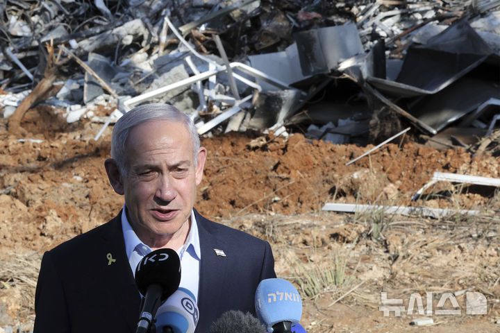 [레호보트=AP/뉴시스] 베냐민 네타냐후 이스라엘 총리가 지난 20일(현지 시간) 이스라엘 레호보트에서 이란의 미사일 공격을 받은 와이즈만 과학연구소를 방문해 성명을 발표하고 있다. 2025.06.30.