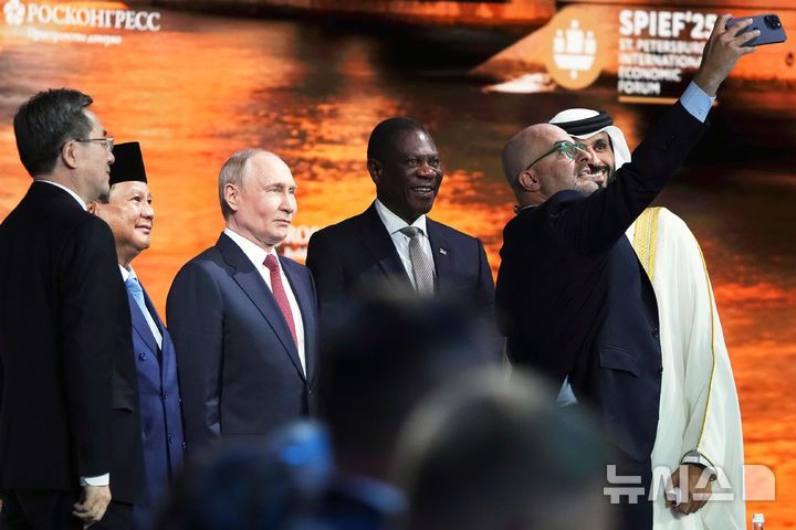 [상트페테르부르크=AP/뉴시스]블라디미르 푸틴 러시아 대통령(왼쪽 세번째)이 지난달 20일(현지시각) 상트페테르부르크에서 열린 국제경제포럼에 참석한 외국 정상들과 사진을 찍고 있다. 2025.07.07.