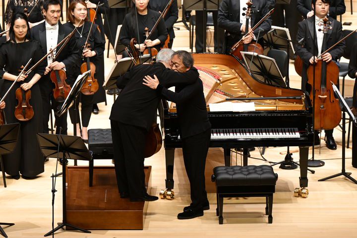 [서울=뉴시스] 20일 부산콘서트홀 개관 기념공연에서 정명훈 클래식부산 예술감독과 첼리스트 지안 왕이 연주를 마치고 서로 포옹하고 있다. (사진=베이스노트 제공) 2025.06.21. photo@newsis.com *재판매 및 DB 금지