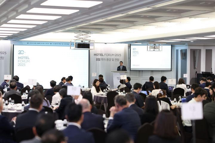 19일 서울 강남구 소노펠리체에서 거행한 호텔HDC '창립 20주년' 기념 '호텔 투자 환경 변화 및 전망' 주제 포럼에서 개회사를 하는 호텔HDC 이성용 대표이사 *재판매 및 DB 금지
