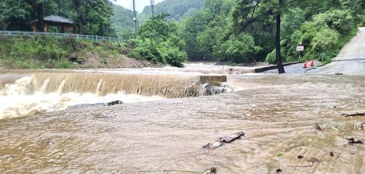 [영동=뉴시스] 이병찬 기자 = 21일 많은 비가 내린 충북 영동군 상천면 물한계곡의 교량이 물에 잠겨 있다. 교량이 침수하면서 인근 캠핑장 이용자 10여명이 한 때 고립됐다.(사진=독자제공)2025.06.21.bclee@newsis.com *재판매 및 DB 금지
