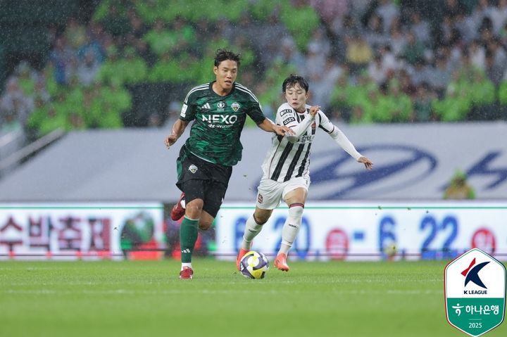 [서울=뉴시스] 프로축구 K리그1 전북 현대의 홍정호, FC서울의 정승원. (사진=한국프로축구연맹 제공)