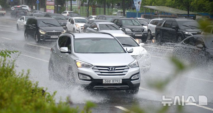 [전주=뉴시스] 김얼 기자 = 전북지역 곳곳에 호우주의보가 내려진 21일 전주시 백제대로를 지나는 차량들이 빗길을 달리고 있다. 2025.06.21. pmkeul@newsis.com