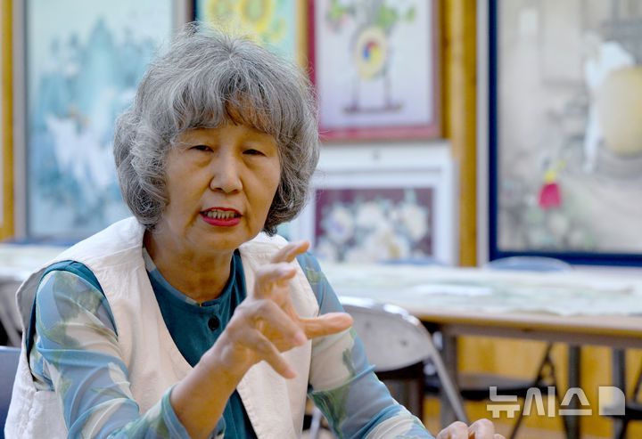 [보성=뉴시스] 김혜인 기자 = 민화를 그리는 닮 이화영(70)작가가 20일 오후 전남 보성군 작업실에서 전통 채색화에 대해 설명하고 있다. 2025.06.20. hyein0342@newsis.com