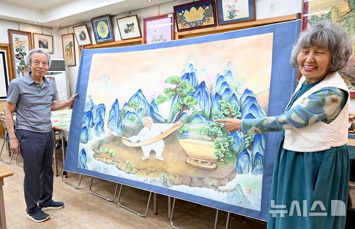 [보성=뉴시스] 김혜인 기자 = 민화를 그리는 닮 이화영(70)작가와 그의 남편인 무형문화재 제37호 옹기장 이학수(73)씨가 20일 오후 전남 보성군 작업실에서 파리 르살롱전서 수상한 '흙으로' 작품을 설명하고 있다. 2025.06.20. hyein0342@newsis.com