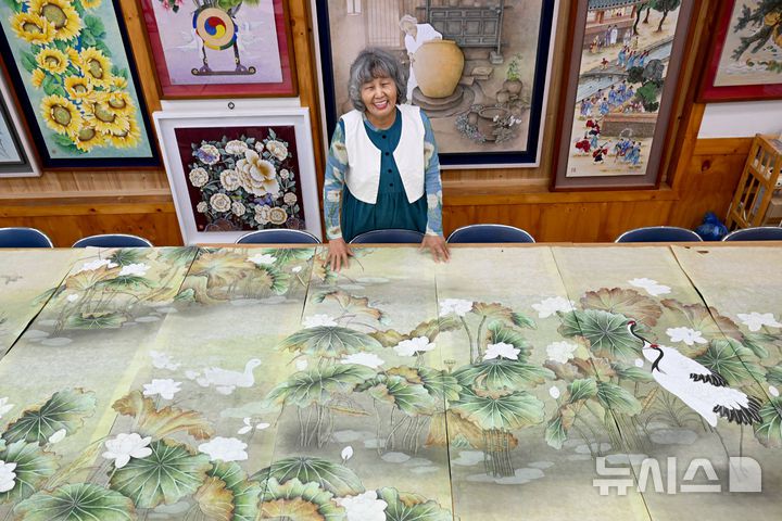 [보성=뉴시스] 김혜인 기자 = 민화를 그리는 닮 이화영(70)작가가 20일 오후 전남 보성군 작업실에서 자신이 그린 전통 채색화를 설명하고 있다. 2025.06.20. hyein0342@newsis.com