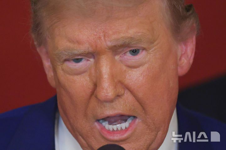 [워싱턴=AP/뉴시스]미군이 이란 주요 핵 시설에 대한 공습을 단행한 21일(현지 시간) 도널드 트럼프 대통령이 백악관 이스트룸에서 대국민 연설을 하고 있다. 2025.06.22.