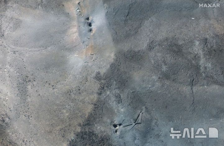 [포르도=AP/뉴시스] 막사르 테크놀로지스가 제공한 지난 22일(현지 시간) 촬영 위성 사진에 미국의 공격으로 이란 포르도 핵 시설에 복수의 구멍이 생긴 모습이 포착됐다. 2025.06.24.