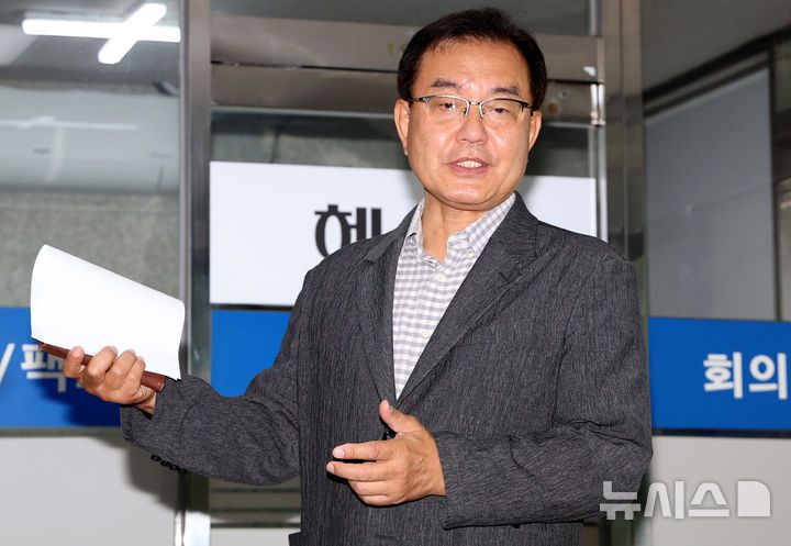 [서울=뉴시스] 추상철 기자 = 채상병 순직사건 외압 의혹을 수사하는 이명현 특별검사가 22일 오전 서울 서초구 서초동 사무실로 출근하며 취재진의 질문에 답변하고 있다. 2025.06.22. scchoo@newsis.com