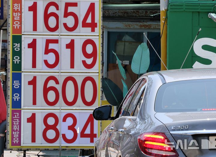 [서울=뉴시스] 배훈식 기자 = 미국의 이란 핵 시설 공습 소식이 전해진 22일 오후 서울 중구의 주유소에서 한 차량이 기름을 넣기 위해 대기하고 있다. 이날 1652.55원(오피넷 기준)을 기록한 전국 평균 휘발유 가격은 미국의 이번 이란 공습 영향을 받을 국제유가에 따라 상승할 것이 염려되고 있다. 2025.06.22. dahora83@newsis.com