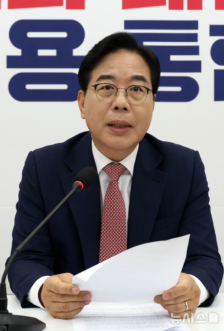 [서울=뉴시스] 고승민 기자 = 송언석 국민의힘 원내대표가 22일 서울 여의도 국회에서 이재명 대통령과 여야 지도부 오찬 관련 기자간담회를 하고 있다. 2025.06.22. kkssmm99@newsis.com