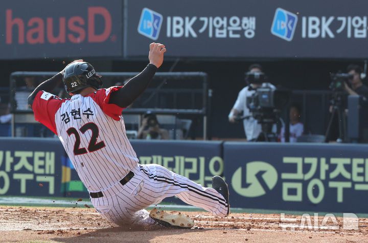[서울=뉴시스] 배훈식 기자 = 22일 오후 서울 송파구 잠실야구장에서 열린 2025 신한 쏠뱅크 KBO리그 LG 트윈스와 두산 베어스의 경기, 2회말 LG 김현수가 두산 선발 최승용의 폭투에 홈까지 파고들고 있다. 2025.06.22. dahora83@newsis.com