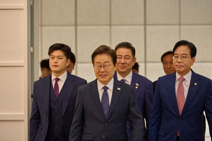 [서울=뉴시스] 이재명 대통령이 22일 한남동 관저에서 여야 지도부와 오찬장으로 입장하고 있다. (사진=대통령실 제공) 2025.06.22. photo@newsis.com *재판매 및 DB 금지