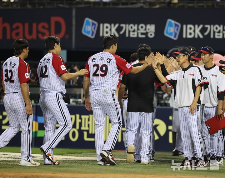 [서울=뉴시스] 배훈식 기자 = 22일 오후 서울 송파구 잠실야구장에서 열린 2025 신한 쏠뱅크 KBO리그 LG 트윈스와 두산 베어스의 경기, 13-5 승리를 거둔 LG 염경엽 감독이 선수들과 하이파이브를 하고 있다. 2025.06.22. dahora83@newsis.com