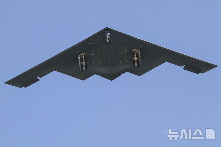 [휘트먼기지=AP/뉴시스] 미군의 B-2 스피릿 스텔스 폭격기가 22일 이란 핵 시설에 대한 대규모 공습을 마치고 미주리주 휘트먼 기지로 복귀하고 있다. 2025.06.25.