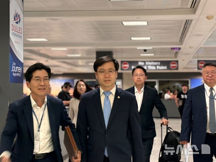 [워싱턴=뉴시스]이윤희 특파원 = 여한구 산업통상자원부 통상교섭본부장이 22일(현지 시간) 미국 워싱턴DC 인근 덜레스국제공항으로 입국하고 있다. 2025.06.23.