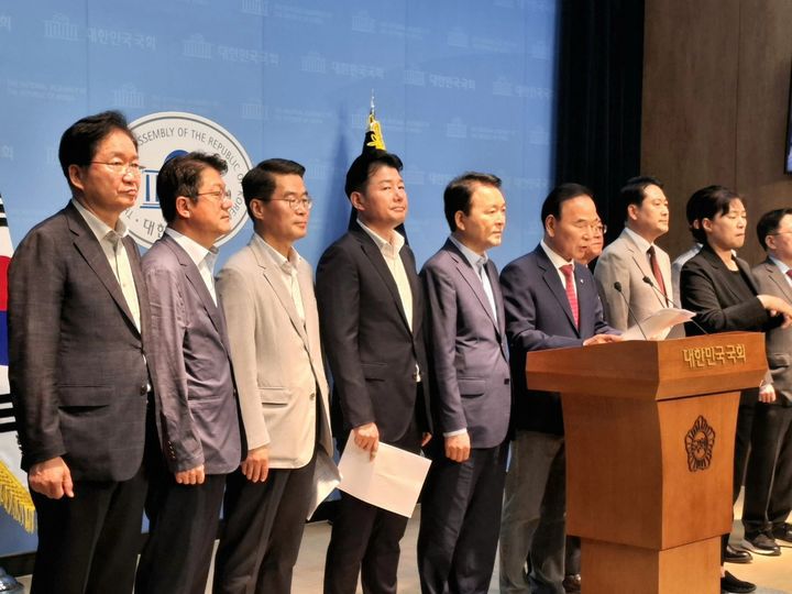 [세종=뉴시스] 23일 오전 여의도 국회에서 기자회견 하는 충청권 국민의힘 국회의원과 당협위원장.(사진=이준배 국민의힘 세종시당위원장) 2025.06.23.photo@newsis.com. *재판매 및 DB 금지