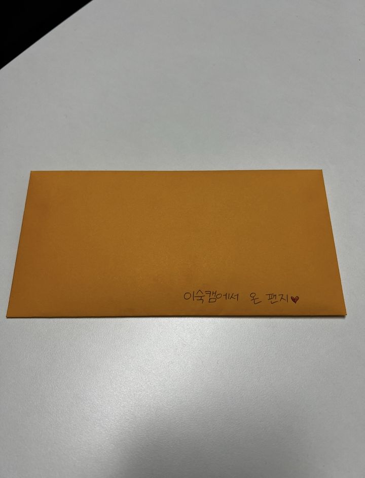 [서울=뉴시스] 배우 진태현이 JTBC '이혼숙려캠프' 제작진으로부터 선물받은 손편지를 공개했다. (사진=진태현 인스타그램 캡처) 2025.06.23. photo@newsis.com *재판매 및 DB 금지