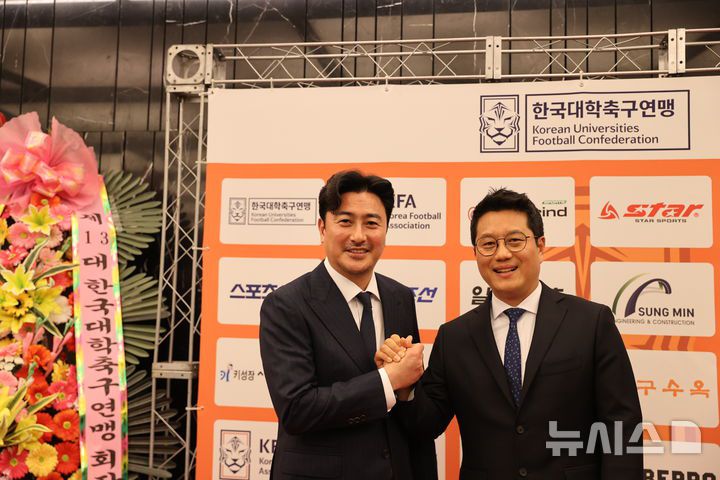 [서울=뉴시스]안정환(왼쪽)과 박한동 대학축구연맹 회장. (사진=대학축구연맹 제공)