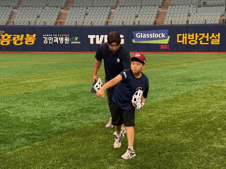 [서울=뉴시스] 프로야구 키움 히어로즈가 지난 15일 서울 고척스카이돔에서 KBO 키즈클럽 미래야구의 날 티볼 원데이 클래스를 진행했다. (사진=KBO 제공) 2025.06.15. *재판매 및 DB 금지