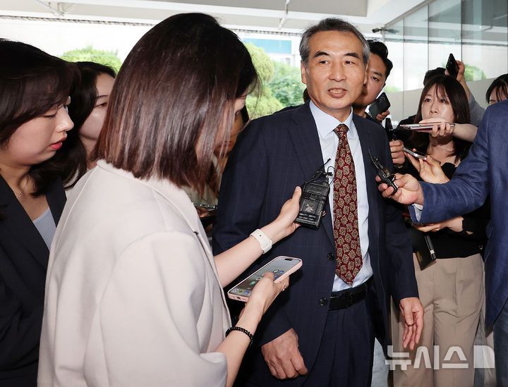 [서울=뉴시스] 이영환 기자 = 김건희 여사 의혹을 수사하는 민중기 특별검사가 23일 오전 서울 서초구의 사무실로 출근하며 취재진의 질문에 답하고 있다. 2025.06.23. 20hwan@newsis.com