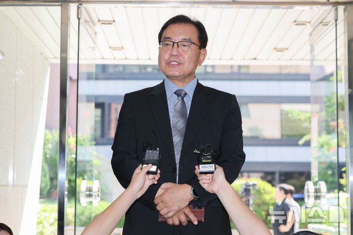 [서울=뉴시스] 황준선 기자 = 채상병 순직사건 외압 의혹을 수사하는 이명현 특별검사가 23일 오전 서울 서초구 서초동 사무실로 출근하며 취재진의 질문에 답변하고 있다. 2025.06.23. hwang@newsis.com