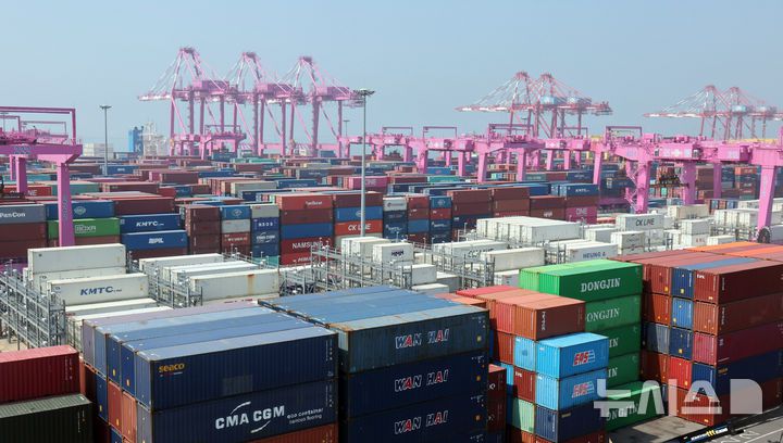 [인천=뉴시스] 전진환 기자 = 인천 연수구 인천신항 컨테이너 터미널에 컨테이너가 쌓여 있다. 2025.06.23.  amin2@newsis.com