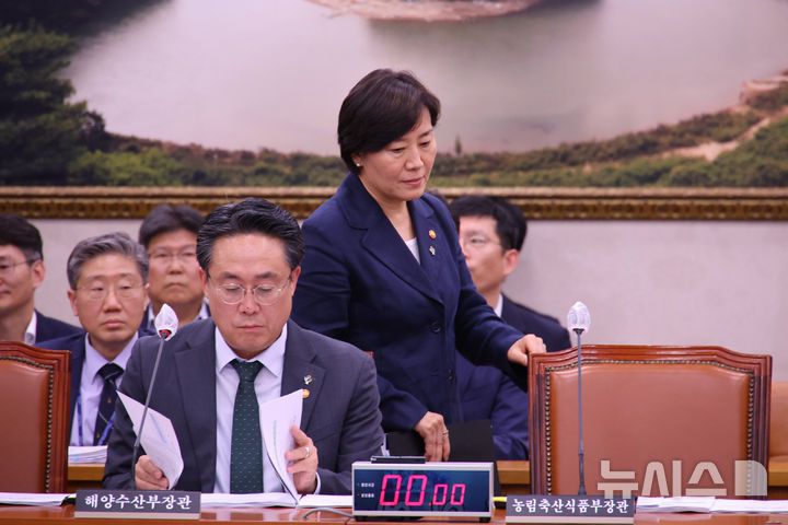 [서울=뉴시스] 김금보 기자 = 송미령 농림축산식품부 장관이 23일 오후 서울 여의도 국회에서 열린 농림축산식품해양수산위원회 전체회의에 참석하고 있다. 2025.06.23. kgb@newsis.com