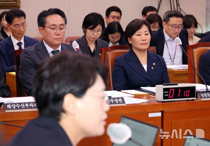 [서울=뉴시스] 김금보 기자 = 송미령(오른쪽) 농림축산식품부 장관이 23일 오후 서울 여의도 국회에서 열린 농림축산식품해양수산위원회 전체회의에서 송 장관 유임에 대한 전종덕 진보당 의원의 항의 발언을 듣고 있다. 2025.06.23. kgb@newsis.com