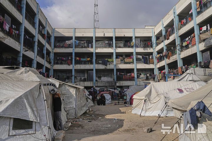 [가자시티=AP/뉴시스] 지난 23일(현지 시간) 가자지구 가자시티에서 팔레스타인 피란민들이 유엔 팔레스타인 난민구호기구(UNRWA)가 운용하는 학교에 머물며 생활하고 있다. 2025.06.25.