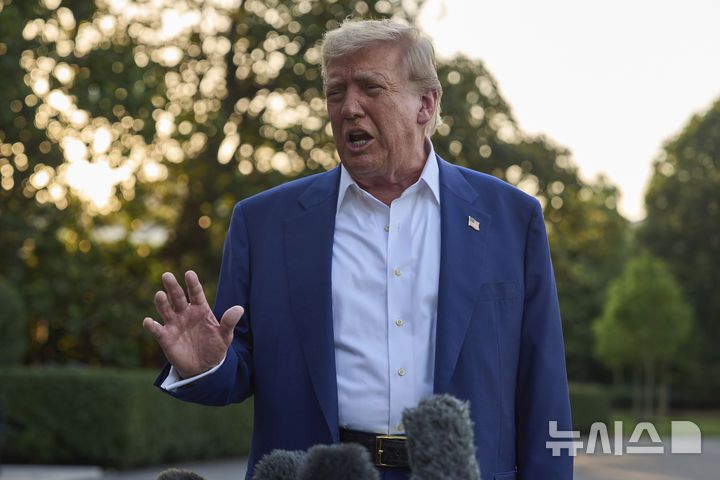 [워싱턴=AP/뉴시스]도널드 트럼프 미국 대통령과 한국·일본 등 인도·태평양 4개국(IP4)의 북대서양조약기구(NATO·나토) 정상회의 계기 회동이 최종 무산됐다. 사진은 도널드 트럼프 미국 대통령이 24일(현지 시간) 백악관 사우스 론에서 나토 정상회담 참석을 위해 헤이그로 출발하기 전 마린원 탑승에 앞서 기자들과 이야기하는 모습. 2025.06.24.