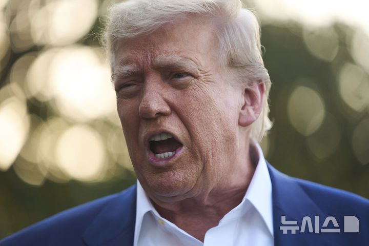 [워싱턴=AP/뉴시스] 24일(현지 시간) AP통신, 월스트리트저널에 따르면 컨퍼런스보드는 6월 소비자신뢰지수가 93으로, 5월(98.4)에서 5.4포인트 하락했다고 밝혔다. 사진은 도널드 트럼프 미국 대통령. 2025.06.25.